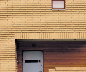 Elewacja - cegła klinkierowa, tynk i drewno 4