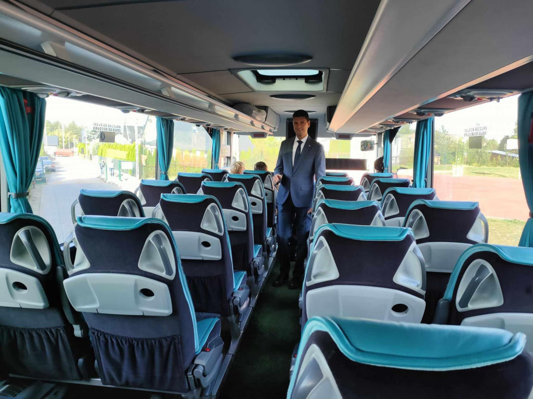 Dzieciaki ze Szkoły Podstawowej w Konarzycach mają nowy kolorowy autobus szkolny. ZDJĘCIA