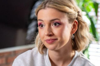 Na sygnale, odcinek 875: Britney pędzi na pomoc Nowemu. Na lotnisku wpada w kłopoty