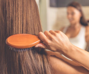 Źle dobrana szczotka niszczy włosy? Sprawdź, jak czesać, żeby ich nie łamać