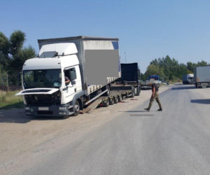 Tir zahaczył o kładkę nad drogą!