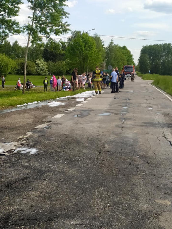 Szkolny autokar stanął w płomieniach. Podróżowały w nim dzieci. Zobacz