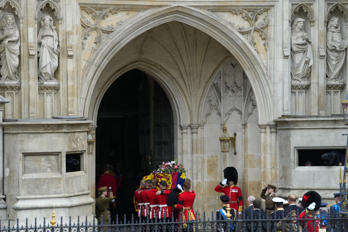 Trumna z Królową przybyła do Westminsteru