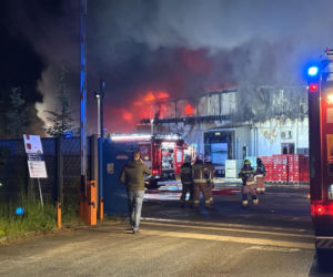 Potężny pożar w Chróścinie niedaleko Góry. Pali się zakład przetwórstwa mięsnego