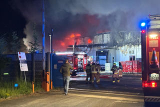 Potężny pożar w Chróścinie niedaleko Góry. Pali się zakład przetwórstwa mięsnego