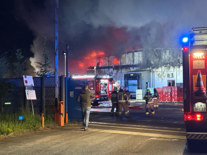 Potężny pożar w Chróścinie niedaleko Góry. Pali się zakład przetwórstwa mięsnego