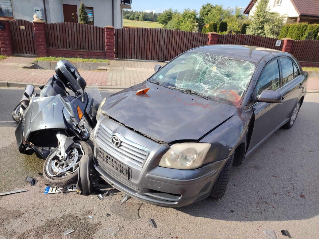 Wypadek w Osinach. Ranny motocyklista trafił do szpitala