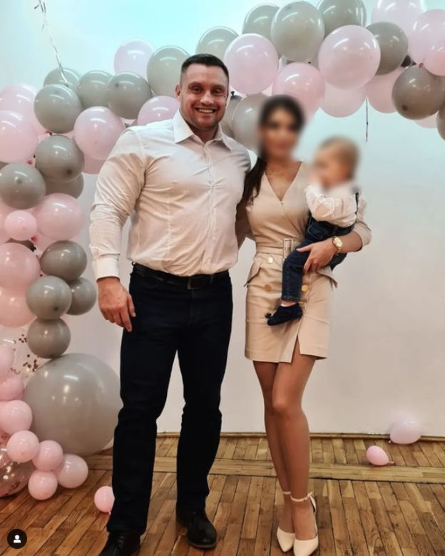 Krzysztof Radzikowski z partnerką i dzieckiem