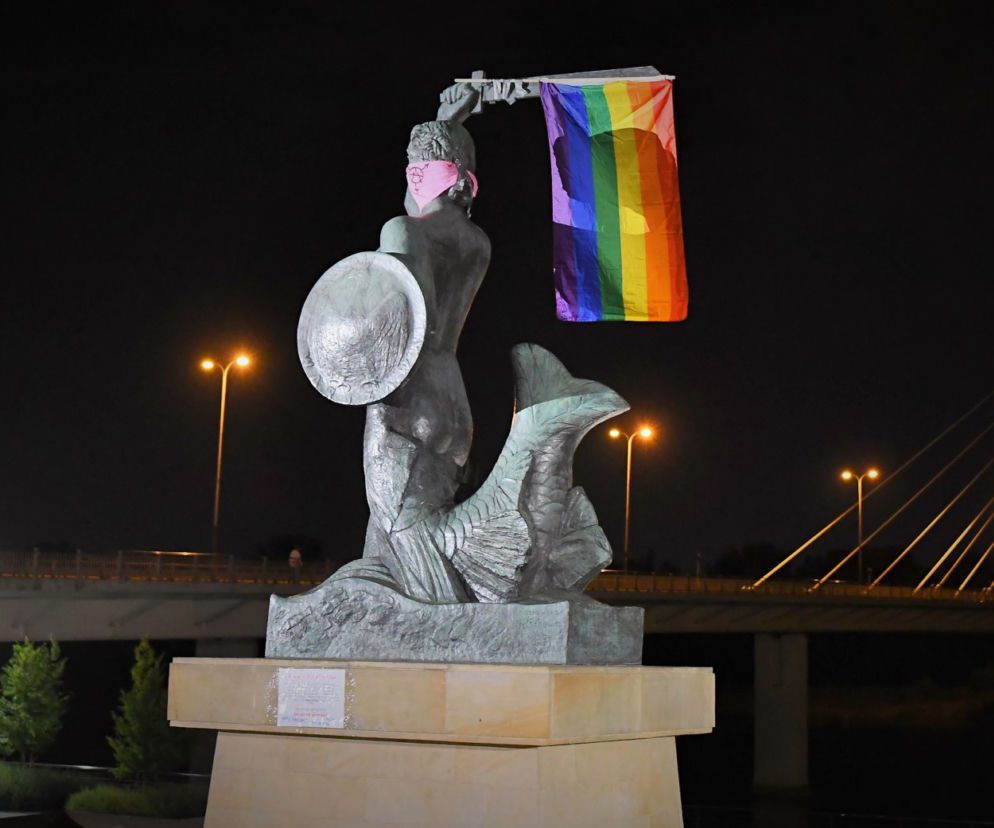Warszawska syrenka z tęczową flagą