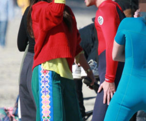 Maciej Musiał nad morzem z deską