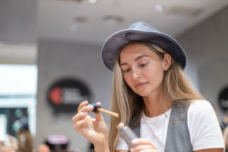 Twój podkład nagle robi się pomarańczowy? To nie wina skóry, a błędu, który popełniamy w drogerii