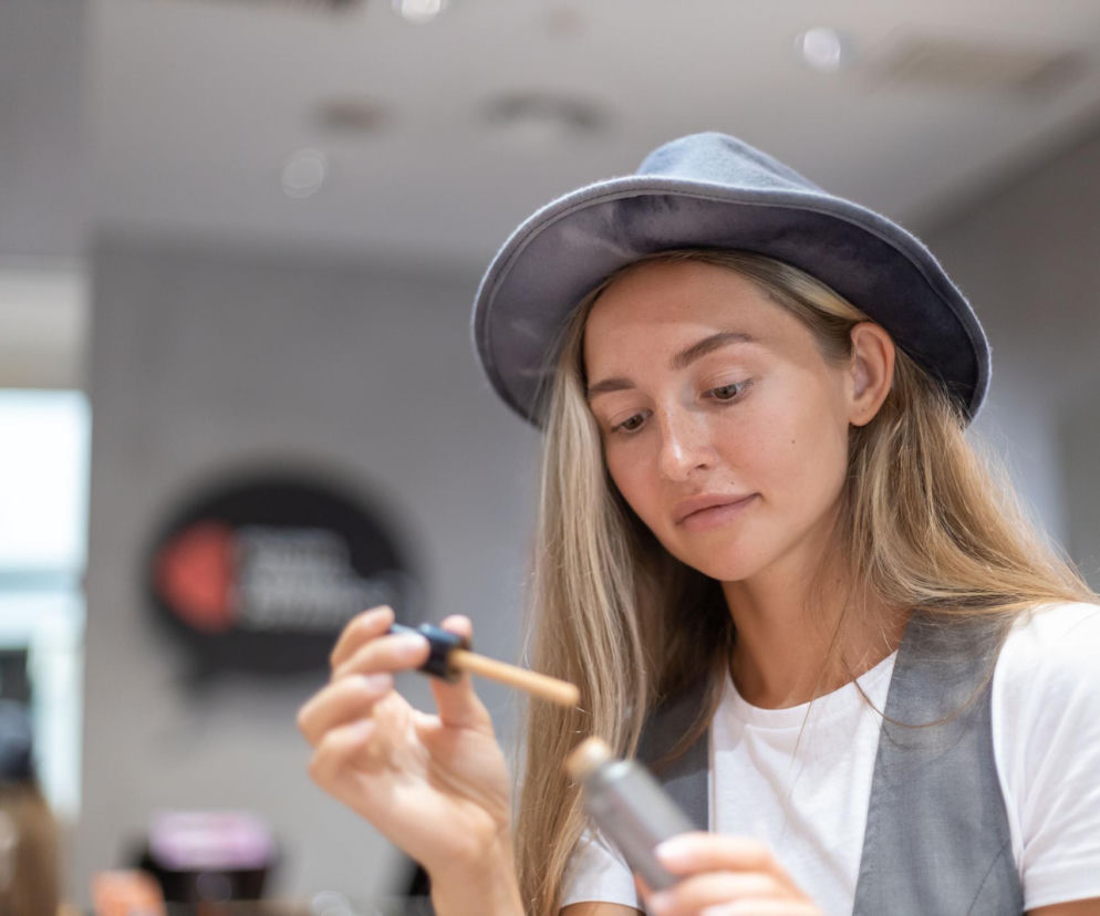 Twój podkład nagle robi się pomarańczowy? To nie wina skóry, a błędu, który popełnia prawie każdy w drogerii