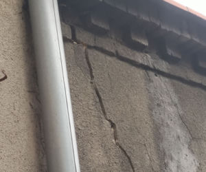 Pęknięta kamienica w Katowicach grozi zawaleniem. Wszystko przez budowę hotelu