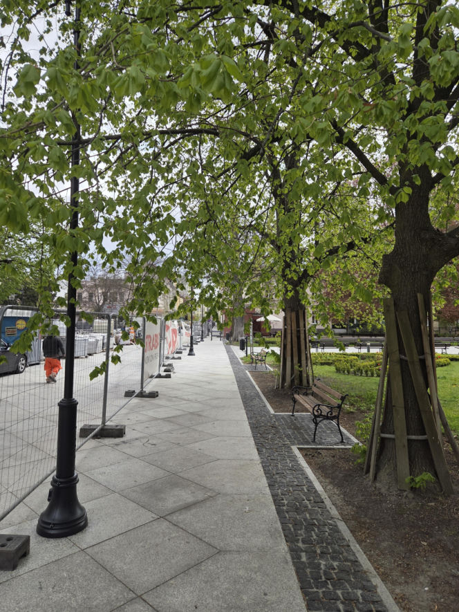 Nowe oblicze placu Wolności. Kwiaciarnie już zamontowane, koniec prac coraz bliżej