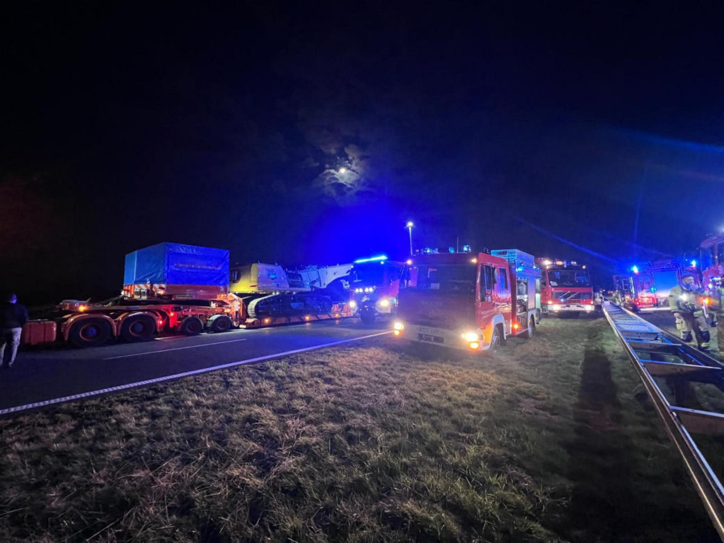 Śmiertelny wypadek na A1 pod Zgierzem. Zderzyły się trzy pojazdy, w tym dwa tiry [ZDJĘCIA].