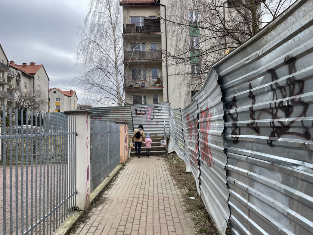 Mieszkańcy nie mogą już korzystać z popularnego skrótu. To teren prywatny dewelopera. „Niech nas pozamykają na osiedlu”
