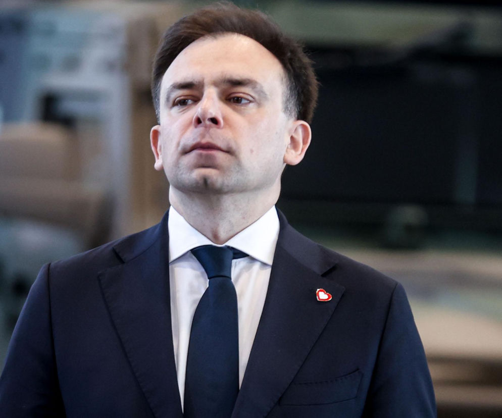 Minister finansów Andrzej Domański w ciemnym garniturze i krawacie. O planach rządu przeczytasz na SE Superbiz.