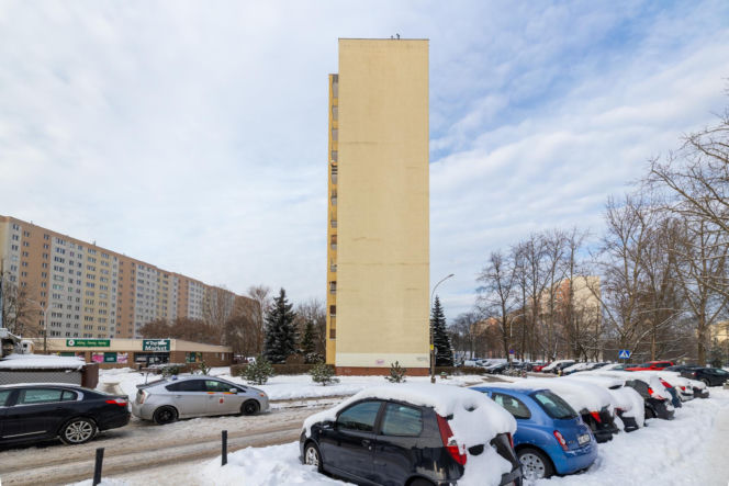 Blok z wielkiej płyty przy Marsylskiej 3 w Warszawie