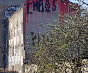 Zamalowane graffiti na kamienicy przeznaczonej do rozbiórki