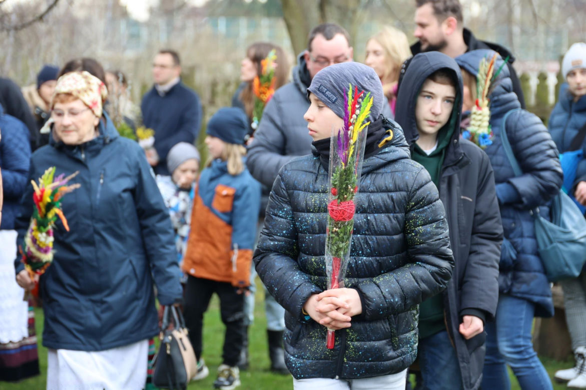 Niedziela Palmowa w lubelskim skansenie. Wokół kościoła z Matczyna przeszła procesja