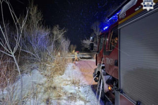 Wjechał terenówką na zamarznięte jezioro. Pod autem załamał się lód
