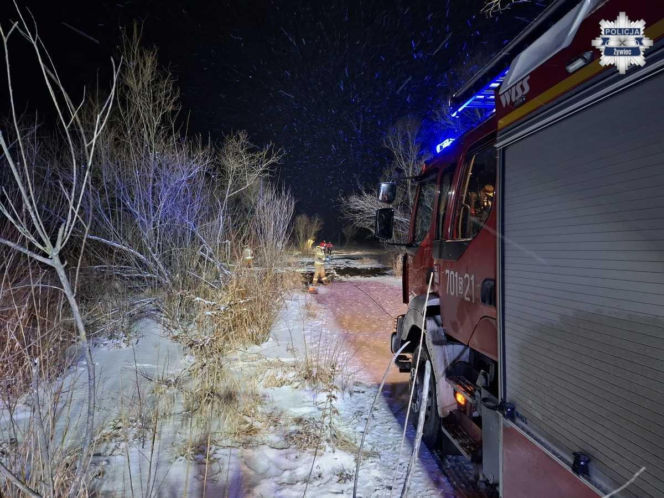 Wjechał terenówką na zamarznięte jezioro. Pod autem załamał się lód