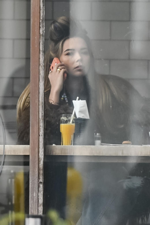 Sandra Kubicka w wałku na głowie