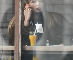 Sandra Kubicka w wałku na głowie