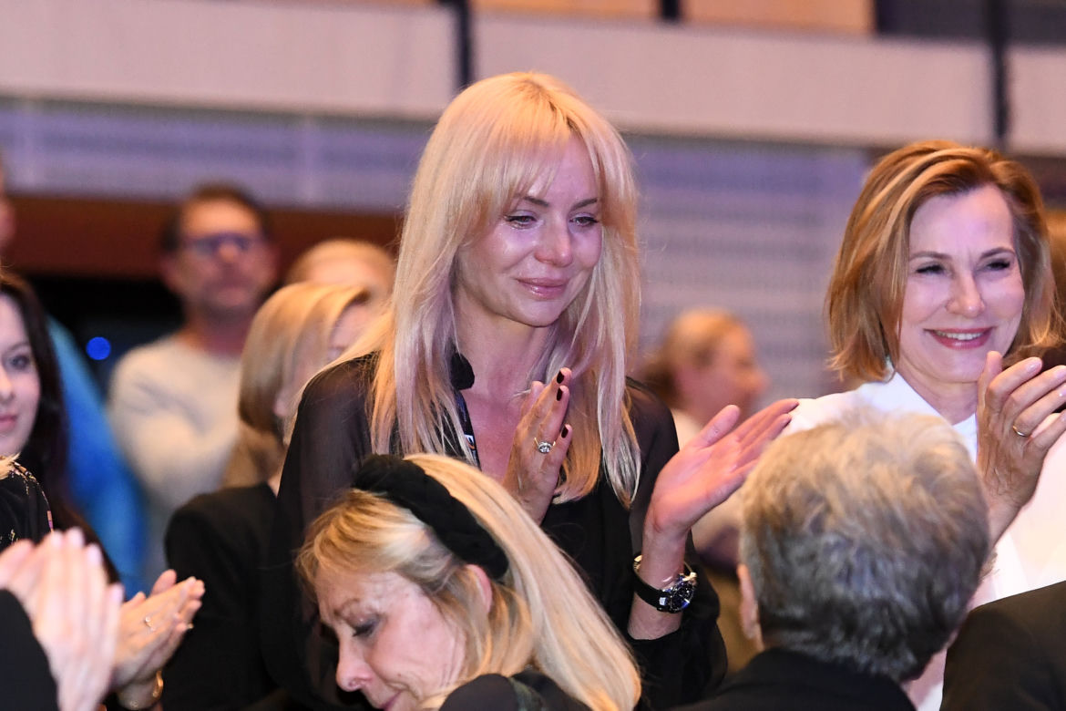 Agnieszka Woźniak-Starak płacze po projekcji filmu zmarłego męża