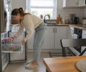 Ten błąd przy rozmrażaniu mięsa może być niebezpieczny. Wiele osób popełnia go codziennie