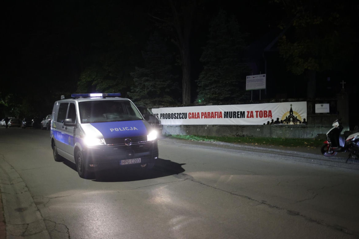 Biskup ewakuowany przez policję. Wierni krzyczeli: "Ty tchórzu!". Nocna awantura w parafii