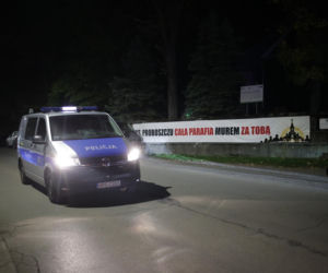 Biskup ewakuowany przez policję. Wierni krzyczeli: Ty tchórzu!. Nocna awantura w parafii