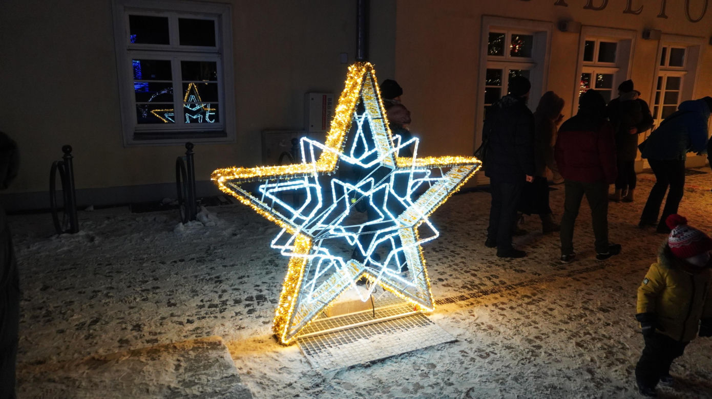 Świąteczne iluminacje w Olsztynie zachwycają. Prawdziwą „gwiazdą” jest choinka na starówce [ZDJĘCIA]