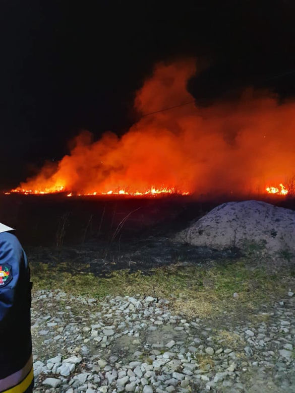 NIE ŻYJE kobieta poparzona w pożarze traw! Seryjne podpalenia na Sądecczyźnie!