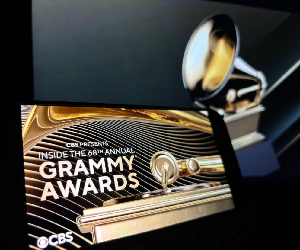 Statuetka Grammy na ekranie, obok smartfon z logo Grammy Awards. O bojkocie nagród przez artystów przeczytasz na SE.