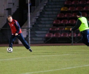 Donald Tusk gra w piłkę