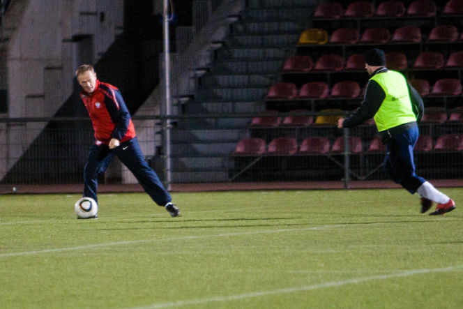 Donald Tusk gra w piłkę