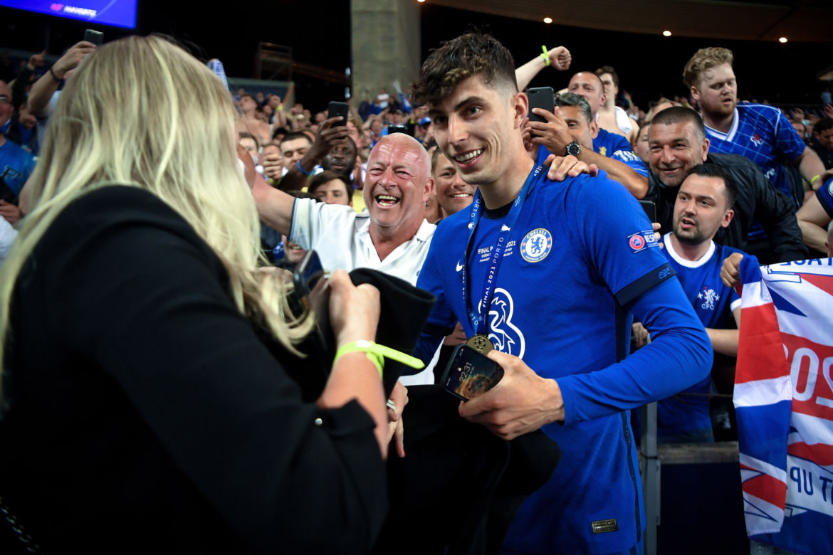 Piłkarze i kibice Chelsea Londyn świętują wygranie Ligi Mistrzów po zwycięstwie w finale 1:0 z Manchesterem City 