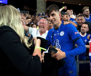 Piłkarze i kibice Chelsea Londyn świętują wygranie Ligi Mistrzów po zwycięstwie w finale 1:0 z Manchesterem City 
