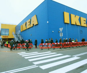 Gigantyczna kolejka do sklepu IKEA na Targówku