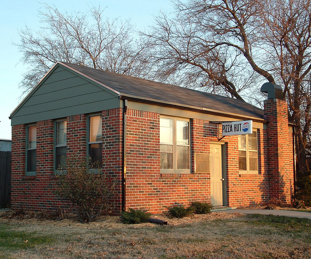 PIZZA HUT.