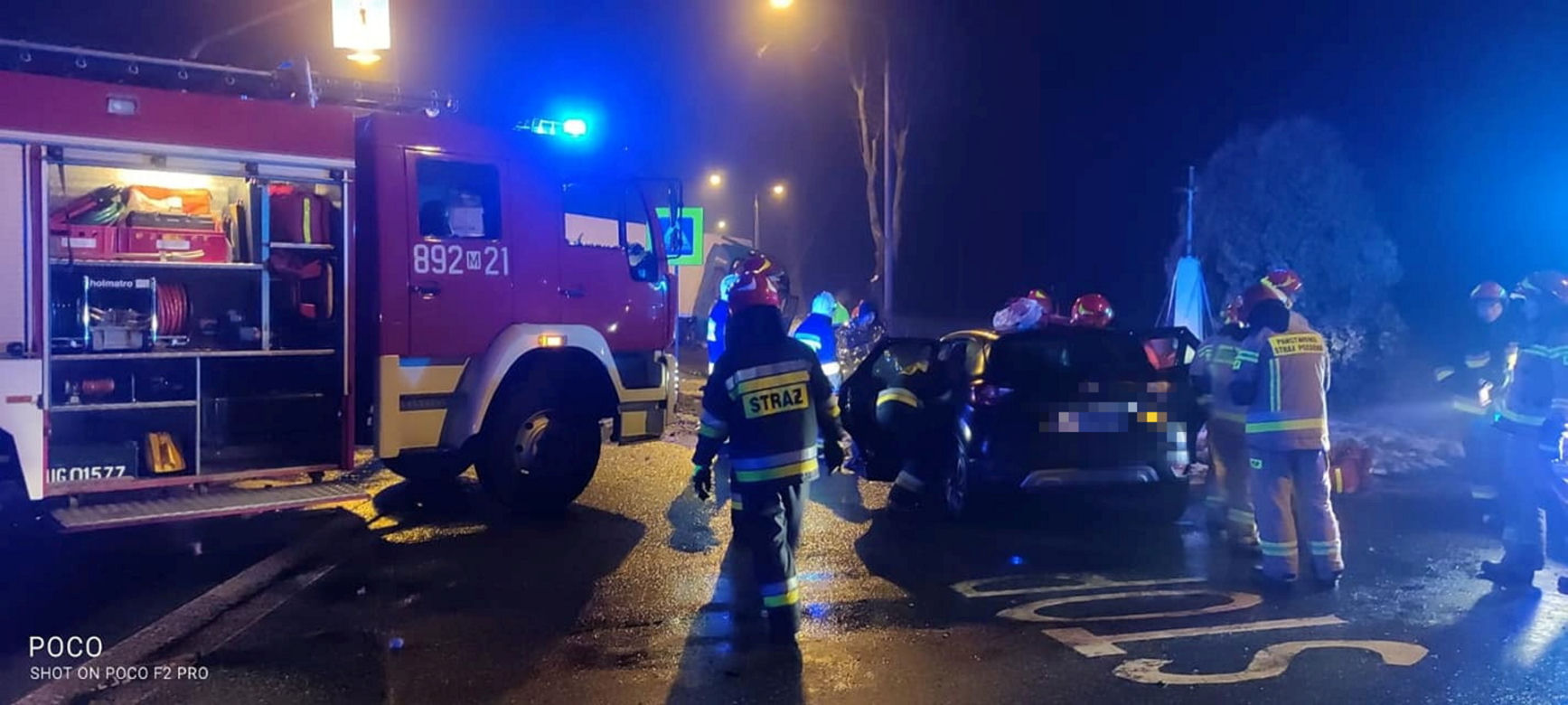 Wypadek pod Legionowem, osobówka zderzyła się z tirem. 3 osoby w szpitalu