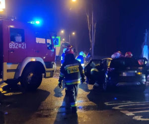 Wypadek pod Legionowem, osobówka zderzyła się z tirem. 3 osoby w szpitalu
