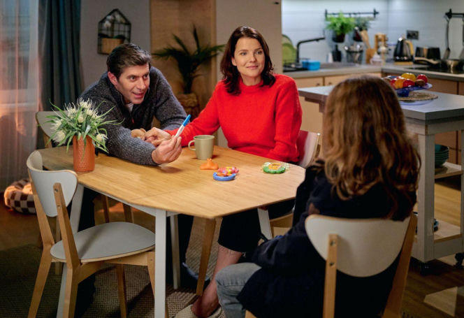 "Na Wspólnej", odcinek 4171: Kariera Mariusza wisi na włosku. Mężczyzna ucieka w alkohol i odsuwa się od Oli