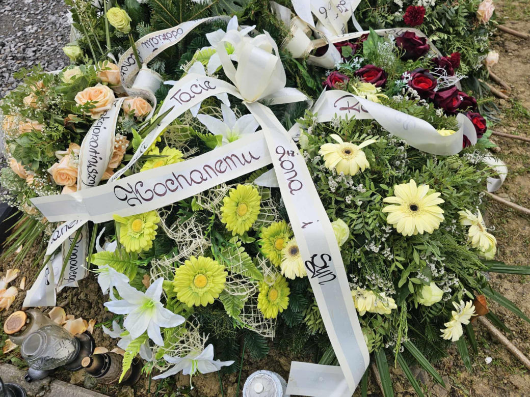 Policjant zginął od strzału w głowę. grób Roberta [GALERIA]