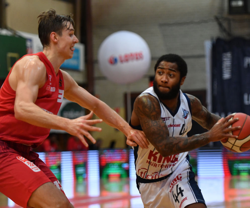  Zawodnik Kinga Szczecin Rodney Purvis (z prawej) i Szymon Szymański z GTK Gliwice 