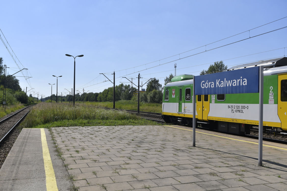 Nowe pociągi nie zmieszczą się w peronie. Kolejarze usuwają połączenie z Warszawą 