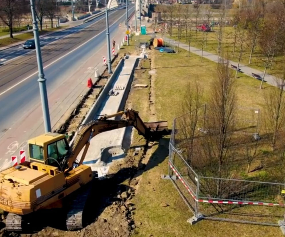 Prace na ul. Kórnickiej polegają na budowie chodnika oraz nowej, dwukierunkowej drogi dla rowerów po północnej stronie ulicy 