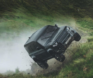 Lata, dachuje i dalej jedzie. Nowy Land Rover Defender jest niezniszczalny