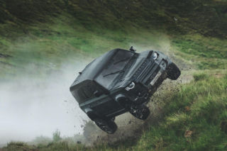 Lata, dachuje i dalej jedzie. Nowy Land Rover Defender jest niezniszczalny - WIDEO